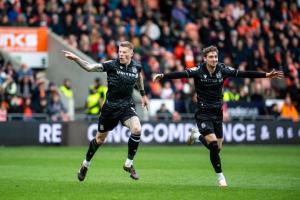 开云体育在线-2年前还在第5级别联赛！目前英甲第2 雷克瑟姆不会真要三连升吧