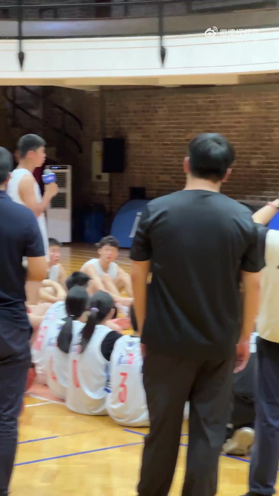 自己和乔丹单挑谁赢？爱德华兹毫不犹豫回答：我会赢 我会打败他