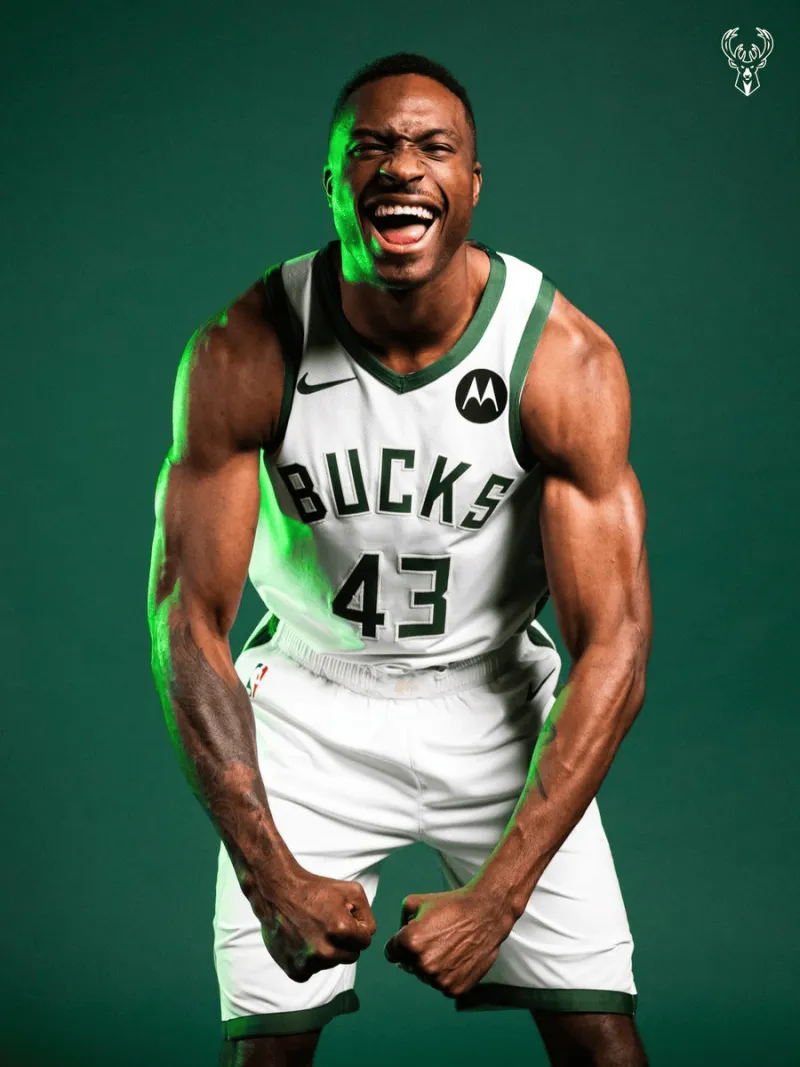 开云体育app-雄鹿官方晒萨纳西斯肌肉照，配文：比赛氛围将变得完美