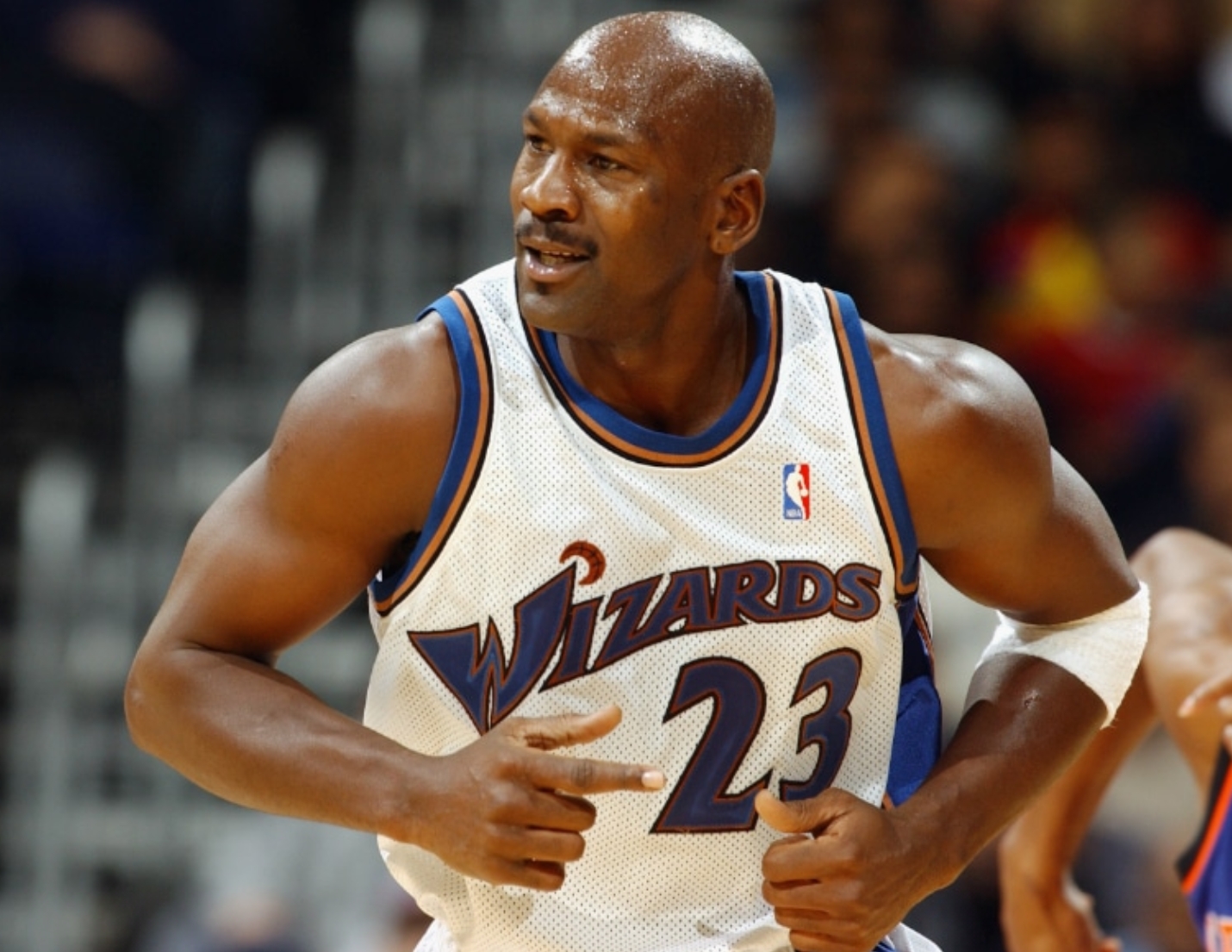 开云入口-卢评乔丹：40岁飞人仍提前训练，单腿场均21分展奇才岁月